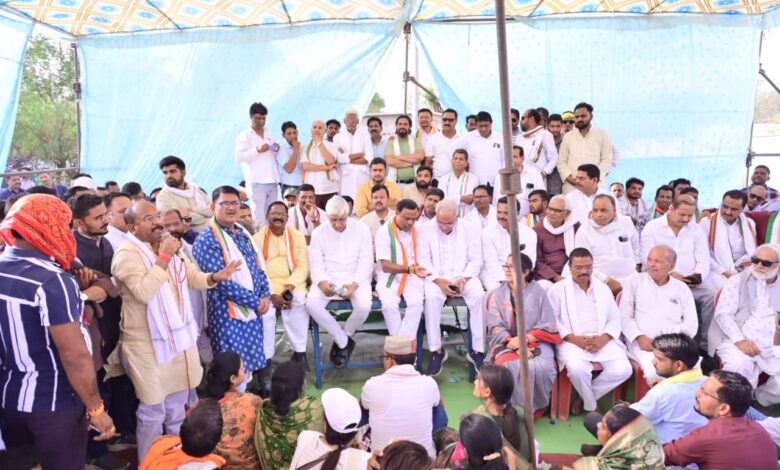 सूरजपुर के विश्रामपुर थाने के सामने पीसीसी अध्यक्ष बैज आमरण अनशन पर बैठे सूरजपुर के विश्रामपुर थाने के सामने पीसीसी अध्यक्ष बैज आमरण अनशन पर बैठे