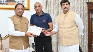 सीएम से छत्तीसगढ़ क्रिकेट टीम के कोच अमय खुरासिया ने की मुलाकात