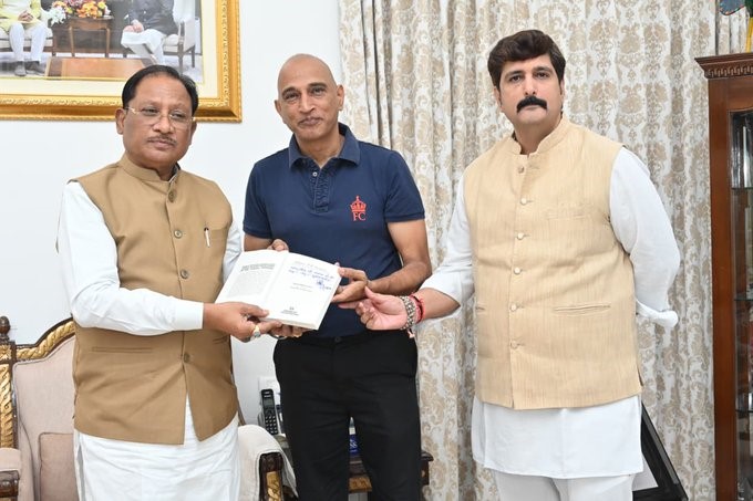 सीएम से छत्तीसगढ़ क्रिकेट टीम के कोच अमय खुरासिया ने की मुलाकात