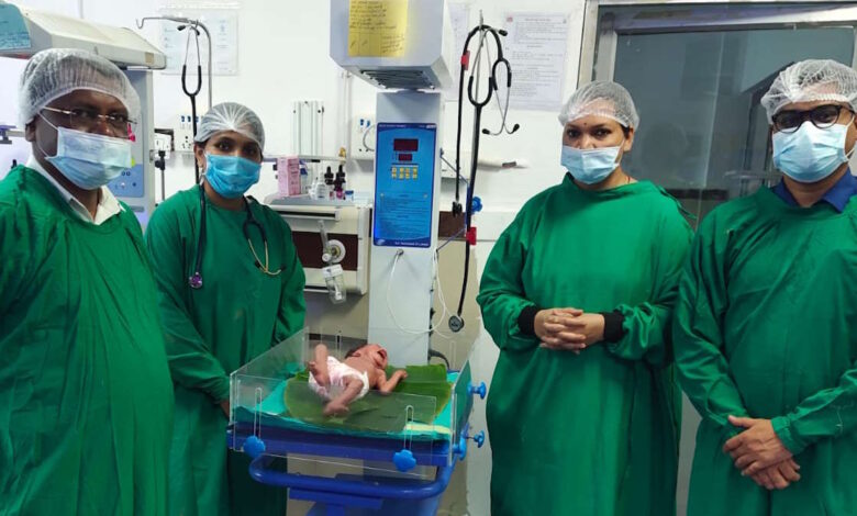 दुर्लभ रोग से पीड़ित नवजात को केले के पत्तों पर रखकर किया सफल इलाज