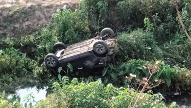 तेज रफ़्तार कार 40 फ़ीट गहरी खाई में गिरी एक युवक घायल