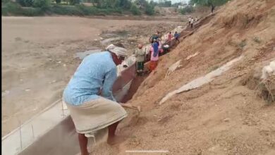 नदी के कटाव से गांव को बचाने ग्रामीणों ने कसी कमर