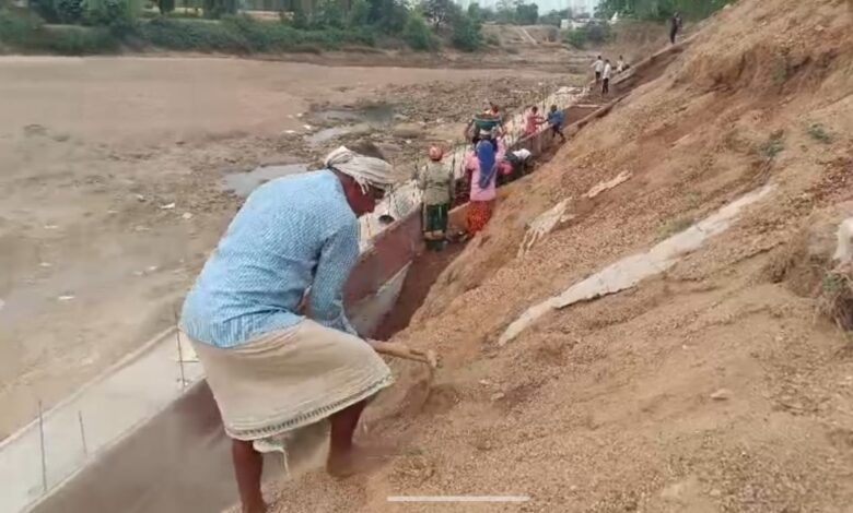 नदी के कटाव से गांव को बचाने ग्रामीणों ने कसी कमर