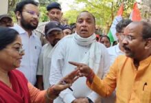 पूर्व विधायक की महिला तहसीलदार से हुई झड़प कहा, वे ही गुलाब कमरों हैं