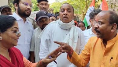 पूर्व विधायक की महिला तहसीलदार से हुई झड़प कहा, वे ही गुलाब कमरों हैं