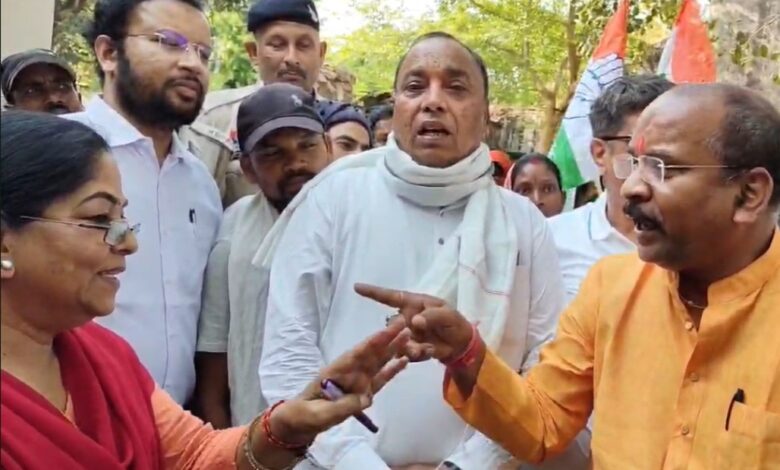 पूर्व विधायक की महिला तहसीलदार से हुई झड़प कहा, वे ही गुलाब कमरों हैं