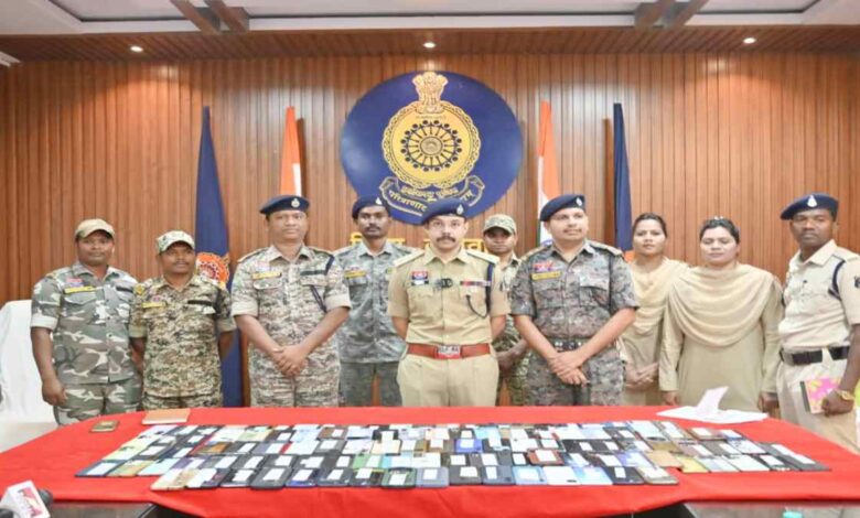 पुलिस ने 141 गुम मोबाइल फ़ोन उनके मालिकों को लौटाया