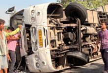 यात्री बस पलटी 50 लोग घायल, 4 गंभीर