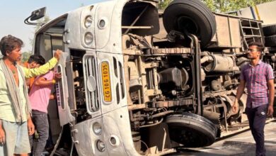 यात्री बस पलटी 50 लोग घायल, 4 गंभीर