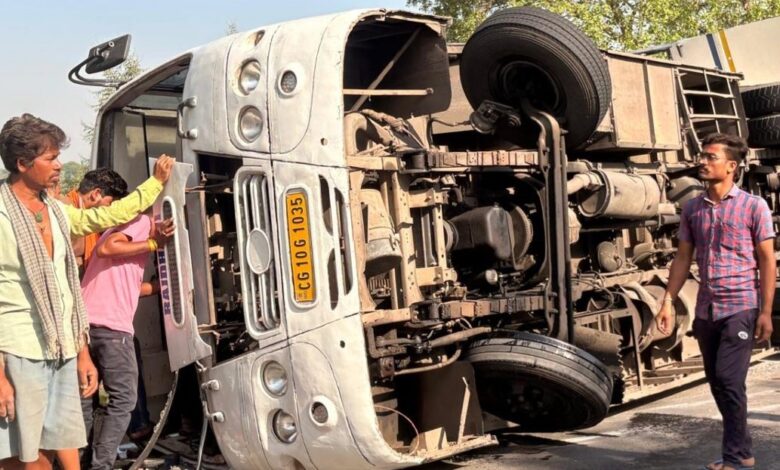 यात्री बस पलटी 50 लोग घायल, 4 गंभीर
