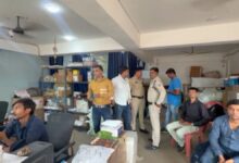 हंस ट्रेवल्स पर डीआरआई का छापा, नोटों से भरे बोरे बरामद
