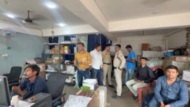 हंस ट्रेवल्स पर डीआरआई का छापा, नोटों से भरे बोरे बरामद