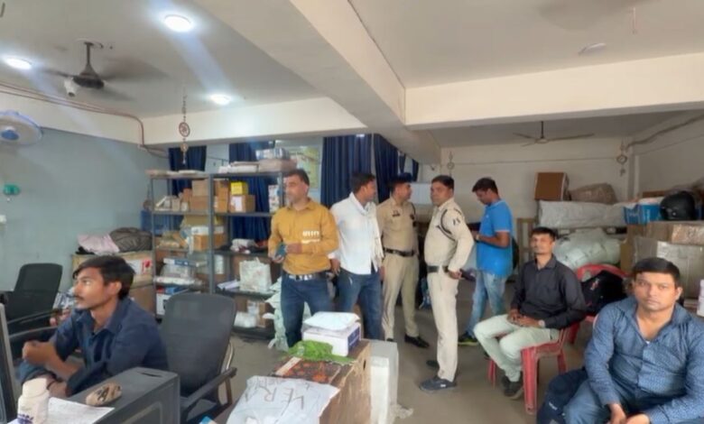 हंस ट्रेवल्स पर डीआरआई का छापा, नोटों से भरे बोरे बरामद