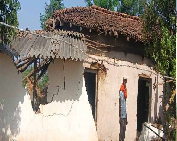 हाथियों ने मचाया उत्पात, घर और स्कूल को किया तहस नहस