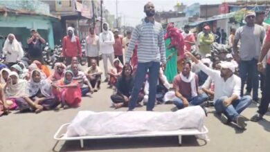 ड्यूटी के दौरान महिला गार्ड की मौत, सड़क पर शव रखकर प्रदर्शन