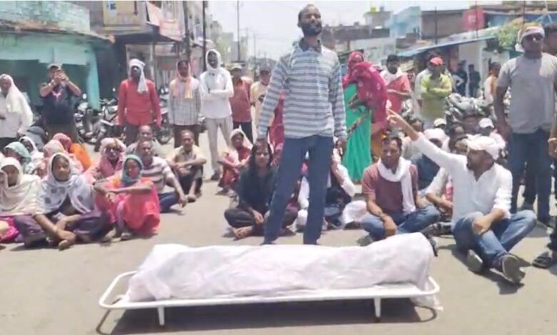 ड्यूटी के दौरान महिला गार्ड की मौत, सड़क पर शव रखकर प्रदर्शन