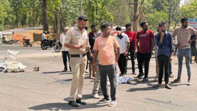 सड़क हादसा, हेलमेट पहनने के बाद भी सिर के परखच्चे उड़े