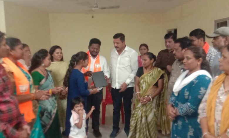 भाजपा सदर मंडल ने किया मेघावी छात्रा हंसिनी का सम्मान