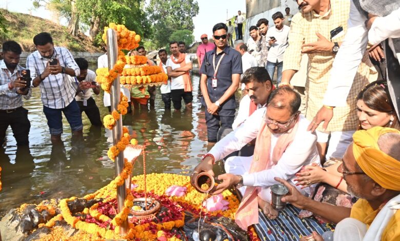 सीएम साय ने जलेश्वर महादेव में जलाभिषेक कर प्रदेशवासियों के सुख शांति व समृद्धि की कामना की