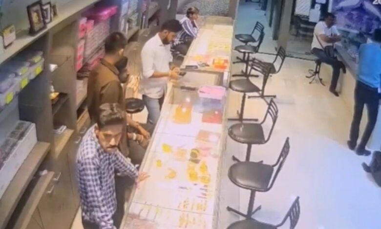 सवा दो करोड़ के सोने का गहना कर्मचारी सूरज साहू ले कर फरार
