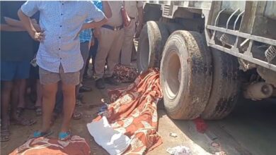 बाइक सवार पति पत्नी को ट्रक ने कुचला, बच्चा गंभीर चक्काजाम