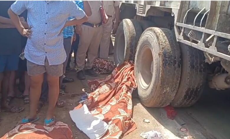 बाइक सवार पति पत्नी को ट्रक ने कुचला, बच्चा गंभीर चक्काजाम