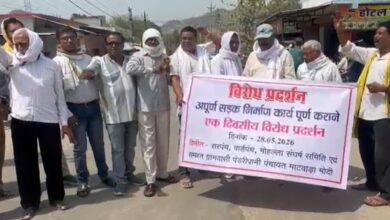 साढ़े तीन करोड़ की अधूरी सड़क से ग्रामीणों का फूटा गुस्सा किया जोरदार प्रदर्शन