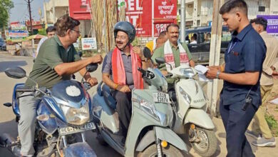 स्कूटी पर औचक निरीक्षण करने निकले डिप्टी सीएम साव
