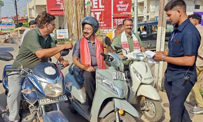 स्कूटी पर औचक निरीक्षण करने निकले डिप्टी सीएम साव
