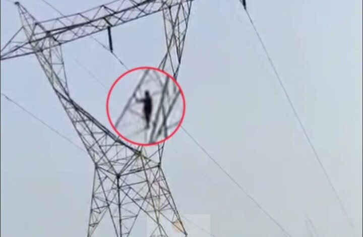 पत्नी के मायके जाने से नाराज पति चढ़ा हाईटेंशन टावर पर