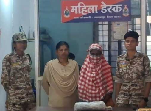 महिला अवैध गांजा विक्रय करते रंगे हाथाें गिरफ्तार महिला अवैध गांजा विक्रय करते रंगे हाथाें गिरफ्तार