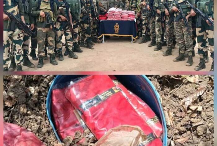 कांकेर में नक्सली डम्प से 580 मीटर लाल कपड़े बरामद कांकेर में नक्सली डम्प से 580 मीटर लाल कपड़े बरामद