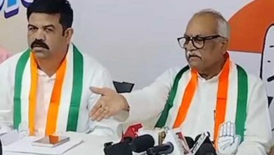 प्रधानमंत्री उर्वरक की व्यवस्था करने के बजाय किसानों से यूरिया की खपत कम करने की अपील कर रहे – शुक्ला