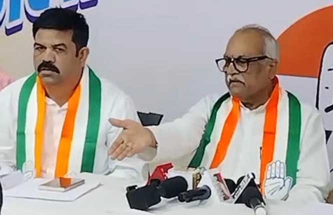प्रधानमंत्री उर्वरक की व्यवस्था करने के बजाय किसानों से यूरिया की खपत कम करने की अपील कर रहे – शुक्ला