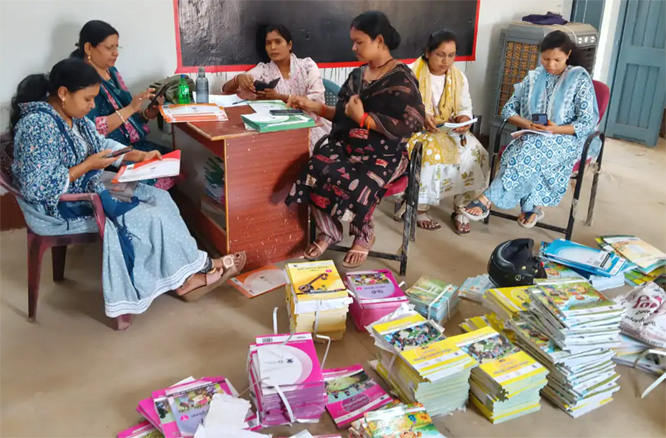नए शिक्षा सत्र की शुरुआत से पहले शिक्षक अवकाश में कर रहे पुस्तकों की स्क्रीनिंग नए शिक्षा सत्र की शुरुआत से पहले शिक्षक अवकाश में कर रहे पुस्तकों की स्क्रीनिंग