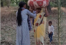 भैरमगढ़ समिति में तेंदूपत्ता संग्राहकों का तिलक लगाकर किया गया स्वागत