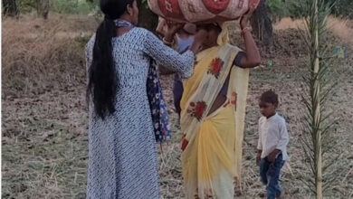 भैरमगढ़ समिति में तेंदूपत्ता संग्राहकों का तिलक लगाकर किया गया स्वागत