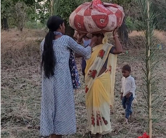 भैरमगढ़ समिति में तेंदूपत्ता संग्राहकों का तिलक लगाकर किया गया स्वागत