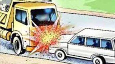 सड़क के बीच खराब खड़ी हाइवा से पिकअप टकराई, दाे की माैत, एक घायल