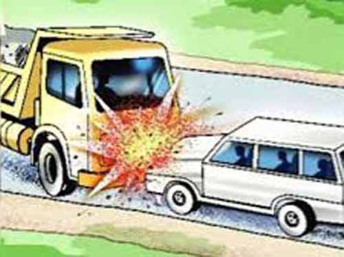 सड़क के बीच खराब खड़ी हाइवा से पिकअप टकराई, दाे की माैत, एक घायल सड़क के बीच खराब खड़ी हाइवा से पिकअप टकराई, दाे की माैत, एक घायल