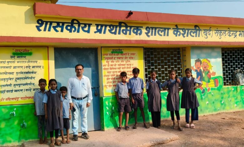 जिला शिक्षा अधिकारी ने किया स्कूलों का औचक निरीक्षण,समय से पहले कई स्कूल मिले बंद, शिक्षकों का कटेगा एक दिन का वेतन