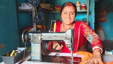 सुई-धागे से बदली तकदीर, विशाखा मंडल बनीं आत्मनिर्भरता की मिसाल सुई-धागे से बदली तकदीर, विशाखा मंडल बनीं आत्मनिर्भरता की मिसाल