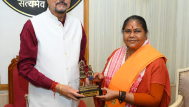 राज्यपाल डेका से राष्ट्रीय पिछड़ा वर्ग आयोग की अध्यक्ष साध्वी निरंजन ज्योति ने की सौजन्य भेंट