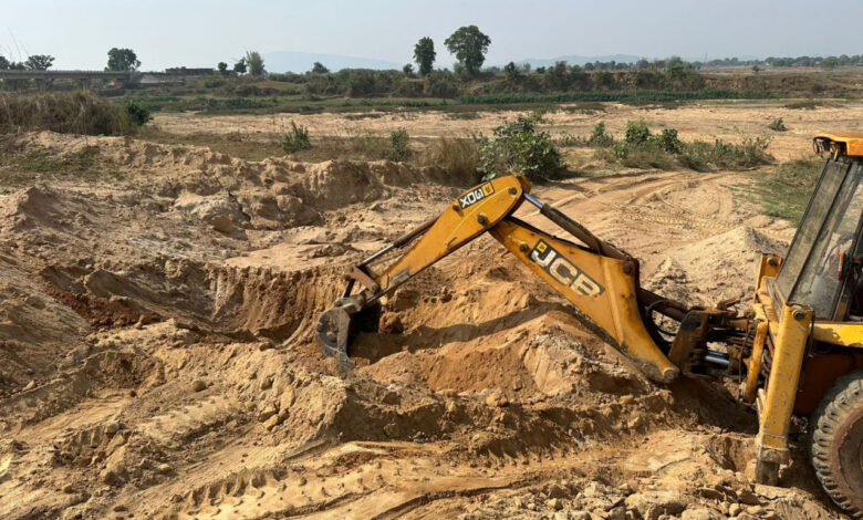 अवैध उत्खनन मार्ग ध्वस्त, दो वाहन जब्त