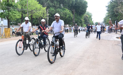 उप मुख्यमंत्री साव ने सायकल चलाकर फिट रहने और पर्यावरण संरक्षण का दिया संदेश उप मुख्यमंत्री साव ने सायकल चलाकर फिट रहने और पर्यावरण संरक्षण का दिया संदेश