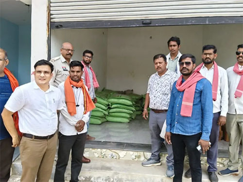 अवैध उर्वरक पर जिला प्रशासन की कार्रवाई, दो संस्थानों से भारी मात्रा में अवैध खाद जब्त
