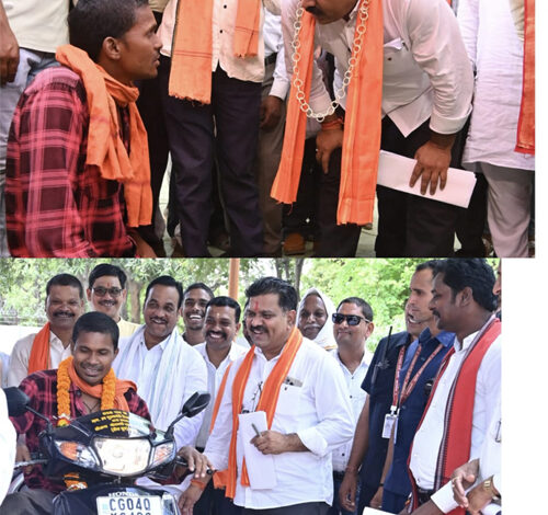 उप मुख्यमंत्री शर्मा ने दिव्यांग नंदकुमार को स्कूटी प्रदान की