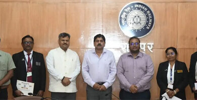 मंडल रेल प्रबंधक दयानंद ने वाणिज्य विभाग के टिकट चेकिंग स्टाफ को उत्कृष्ट कार्य प्रदर्शन के लिए सम्मानित किया