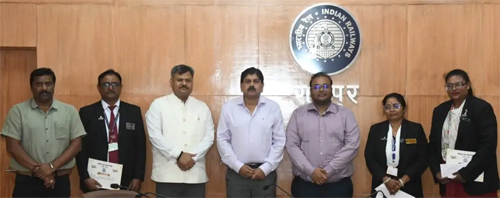 मंडल रेल प्रबंधक दयानंद ने वाणिज्य विभाग के टिकट चेकिंग स्टाफ को उत्कृष्ट कार्य प्रदर्शन के लिए सम्मानित किया