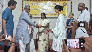 वनवासी कल्याण आश्रम ने पद्मश्री सम्मान से विभूषित बुधरी ताती और गोडबोले दंपति को किया सम्मानित